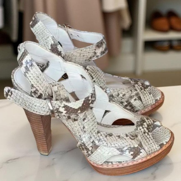 COACH VINTAGE Tamara snake,wood Heel
SZ 7 EUC beautiful,trendy,Y2K wood heel - Picture 3 of 6